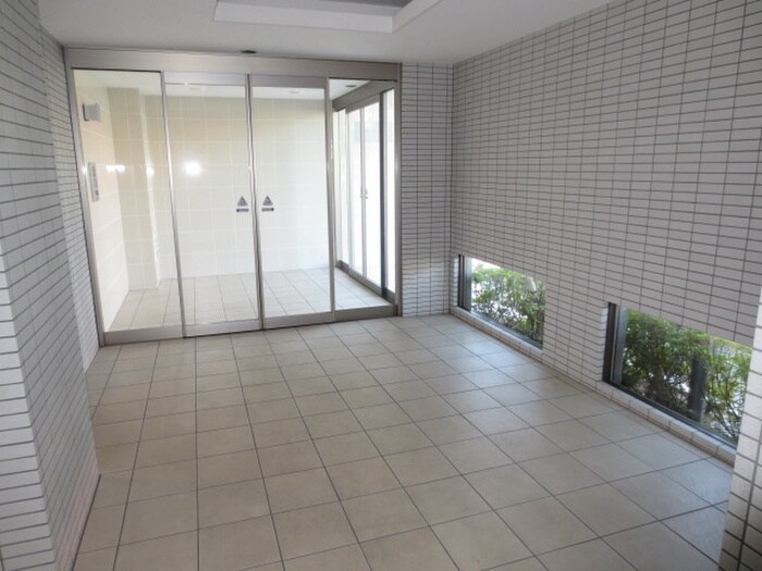 物件外観写真2　(エントランス部分)