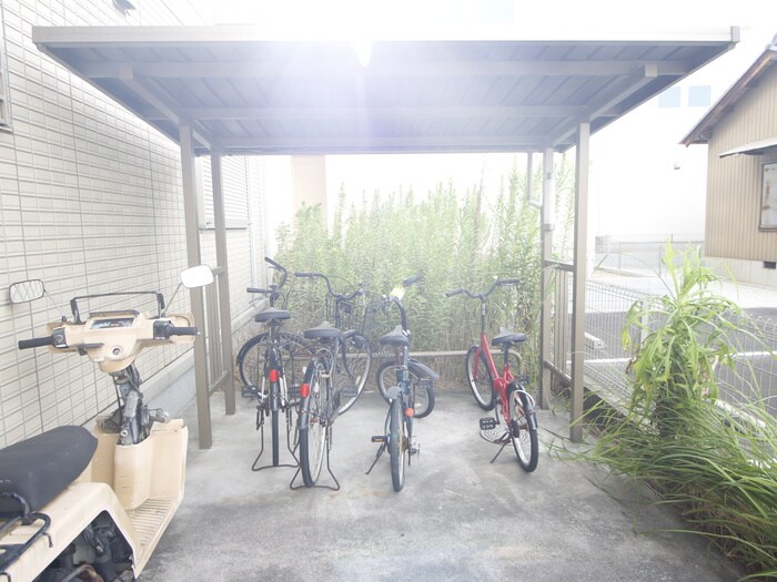 物件外観写真5　(駐輪場)