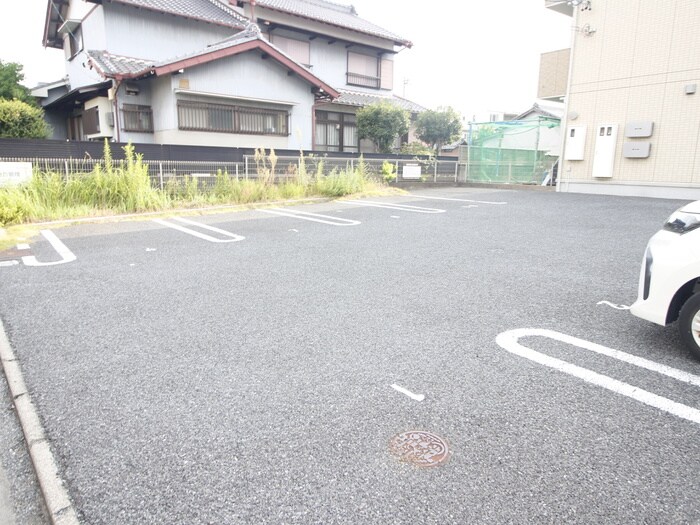 物件外観写真6　(駐車場)