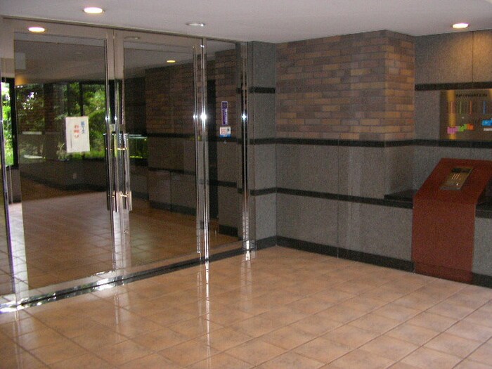 物件外観写真2　(エントランス部分)