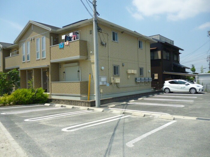 物件外観写真5　(駐車場)