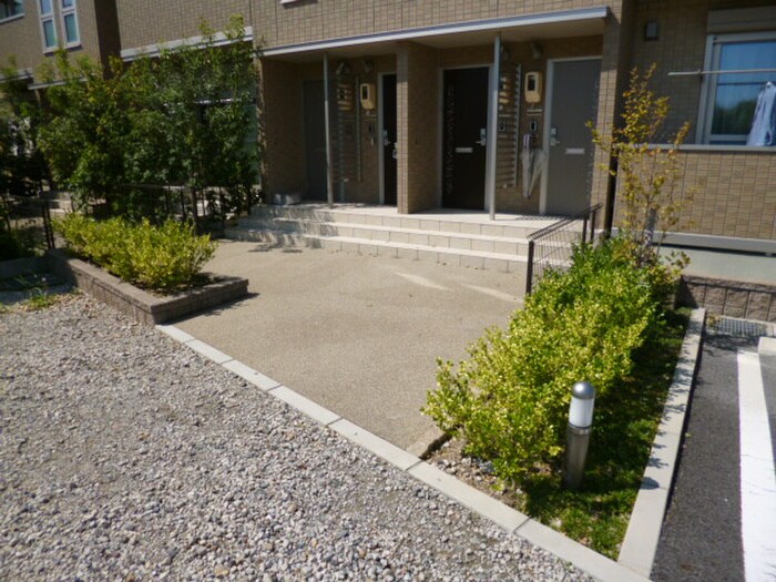 物件外観写真6　(エントランス部分)