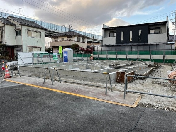 建築中