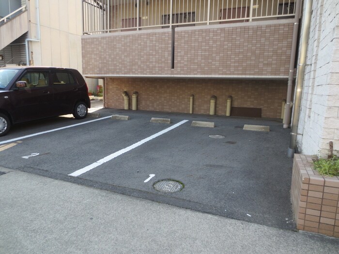 物件外観写真5　(駐車場)