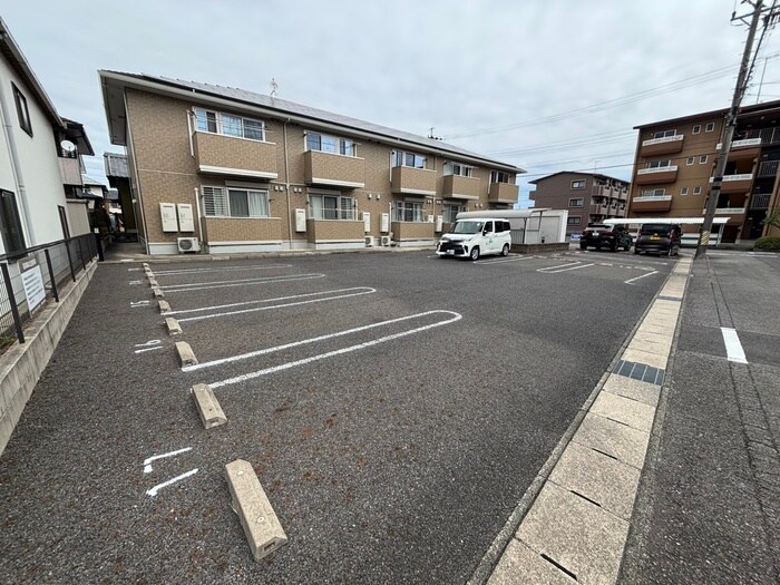 物件外観写真4　(駐車場)