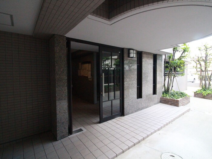 物件外観写真3　(エントランス部分)
