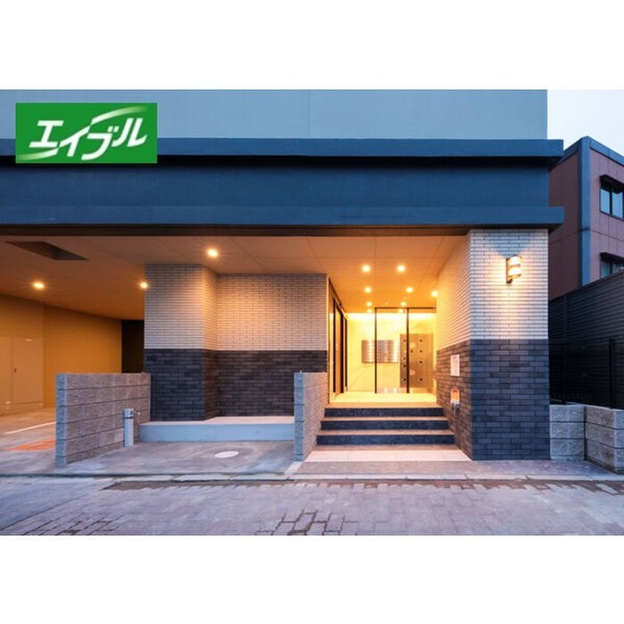 物件外観写真2　(エントランス部分)