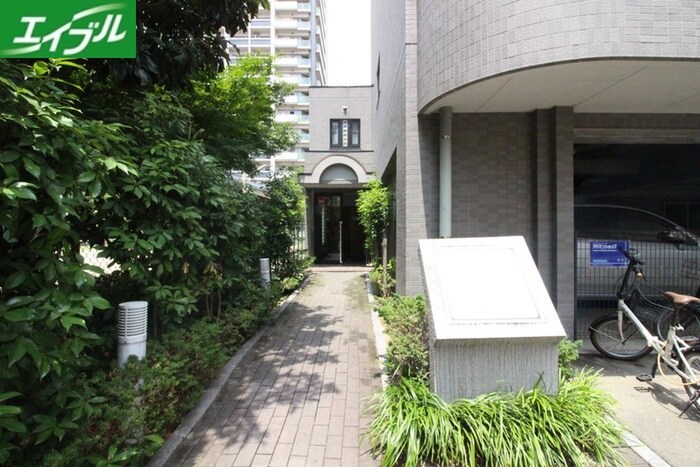 物件外観写真2　(エントランス部分)