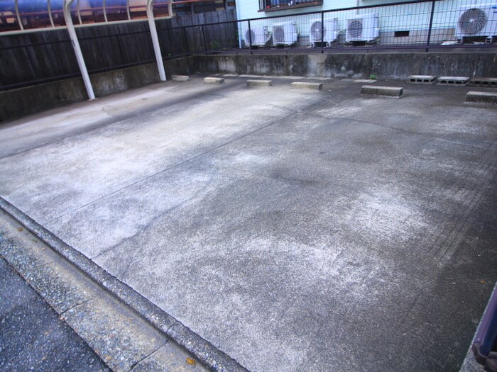 物件外観写真3　(駐車場)