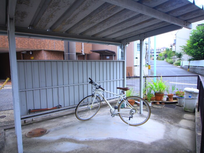 物件外観写真4　(駐輪場)