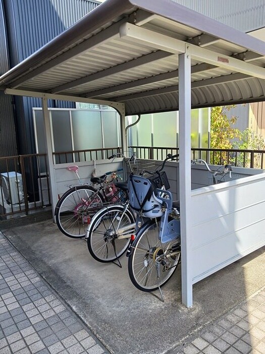 物件外観写真3　(駐輪場)