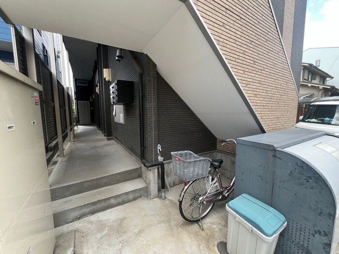 物件外観写真3　(エントランス部分)