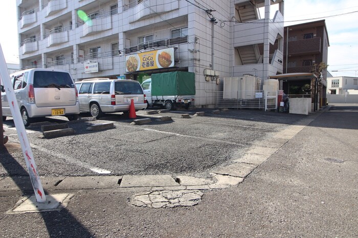 物件外観写真3　(駐車場)