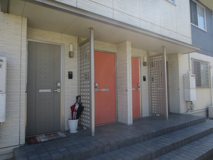 物件外観写真3　(エントランス部分)