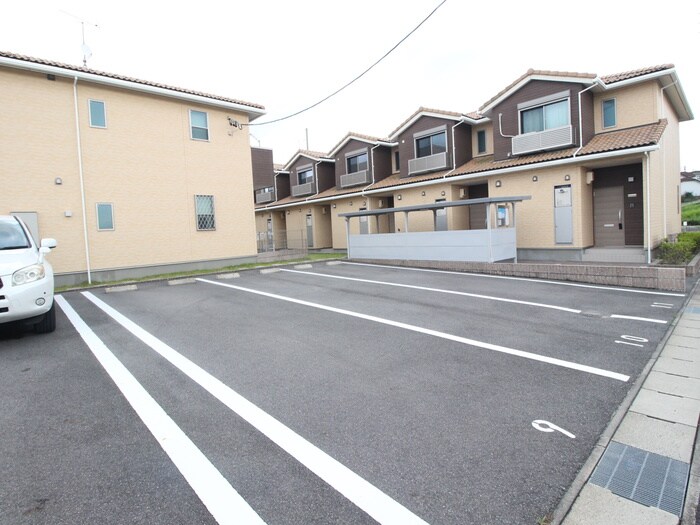 物件外観写真4　(駐車場)