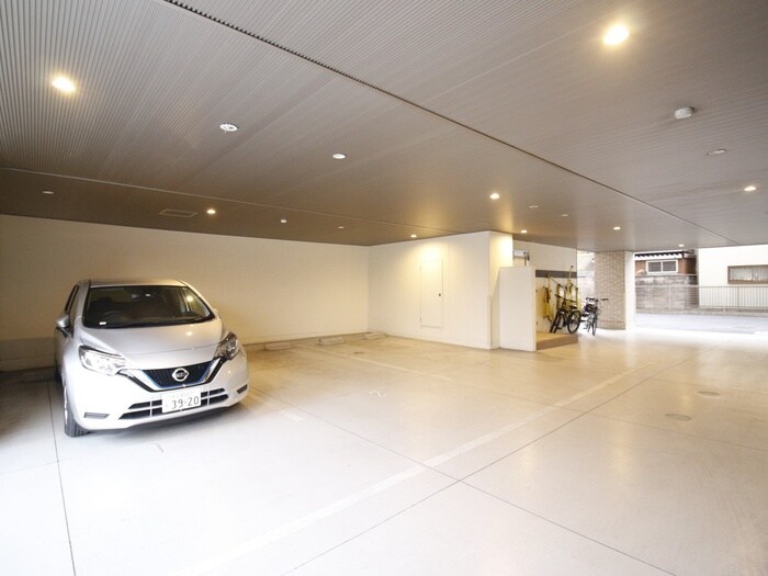 物件外観写真4　(駐車場)