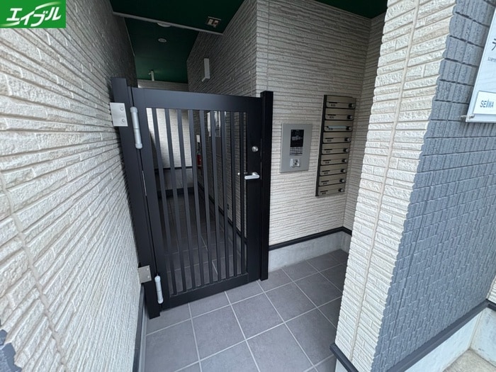 物件外観写真3　(エントランス部分)