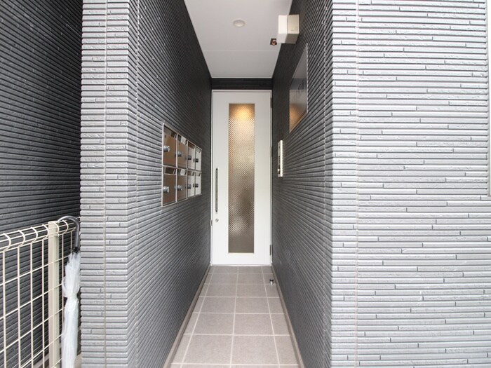 物件外観写真4　(エントランス部分)