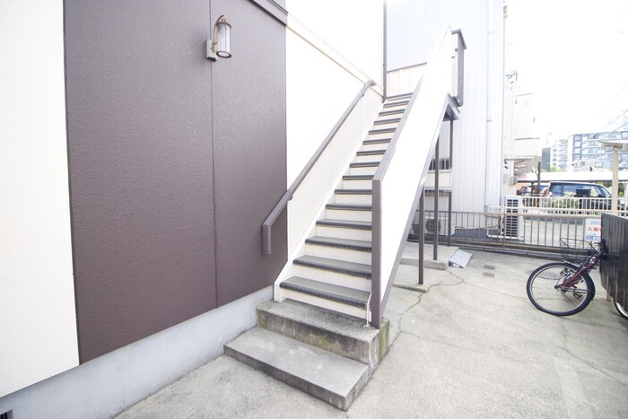 物件外観写真6　(エントランス部分)