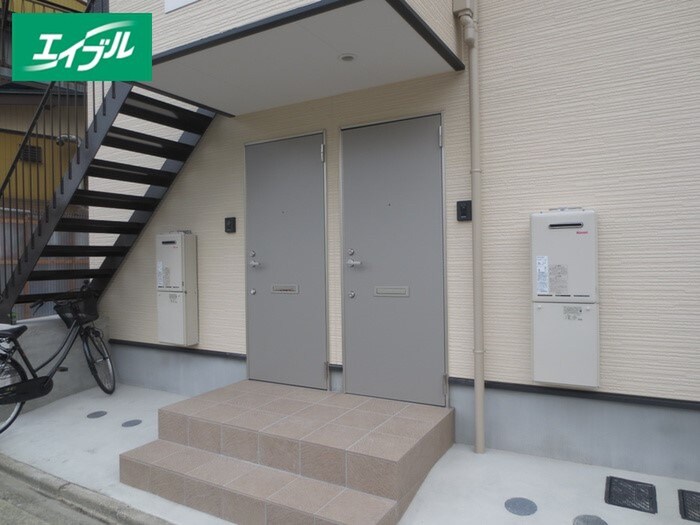 物件外観写真2　(エントランス部分)