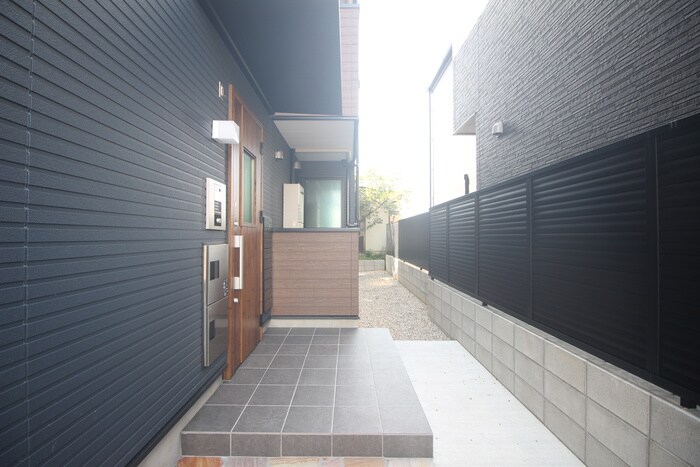 物件外観写真3　(エントランス部分)