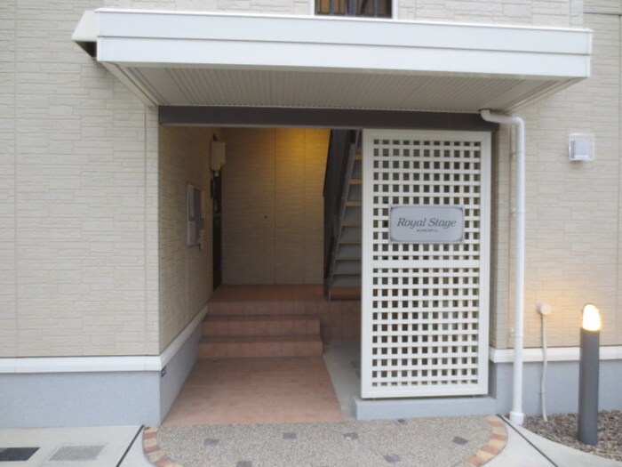 物件外観写真2　(エントランス部分)