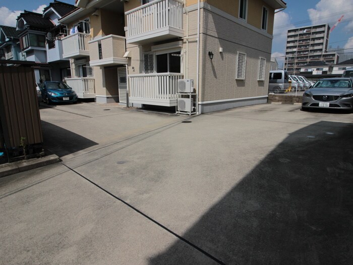 物件外観写真5　(駐車場)