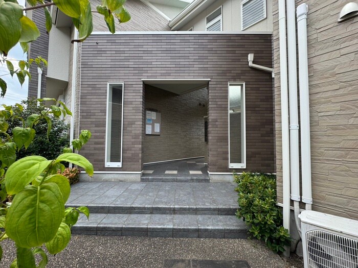 物件外観写真3　(エントランス部分)