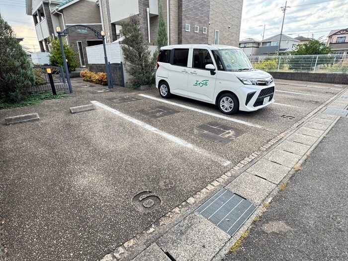 物件外観写真4　(駐車場)