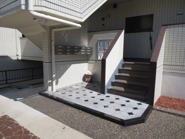 物件外観写真3　(エントランス部分)
