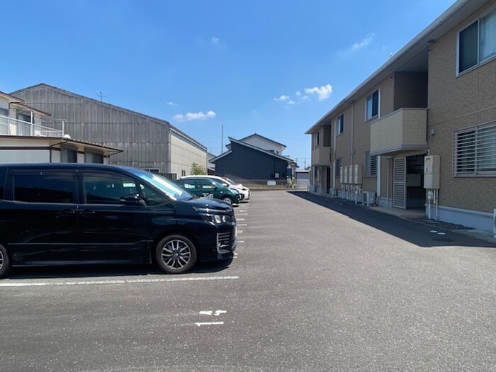 物件外観写真3　(駐車場)