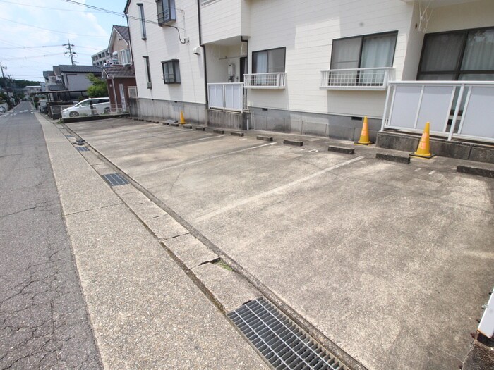 物件外観写真3　(駐車場)