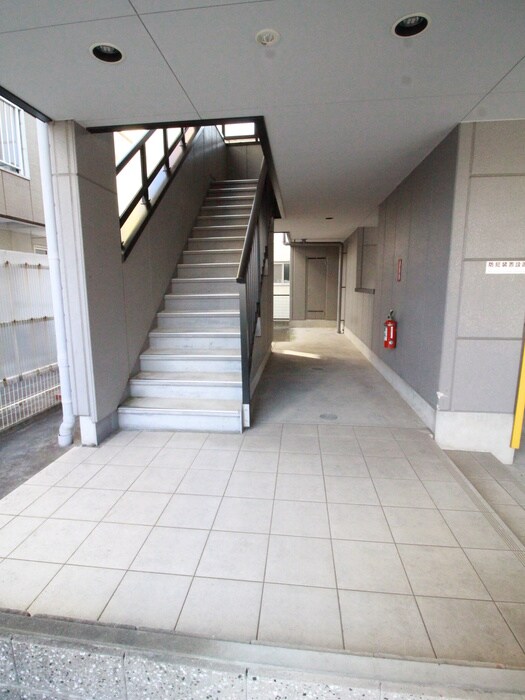 物件外観写真2　(エントランス部分)