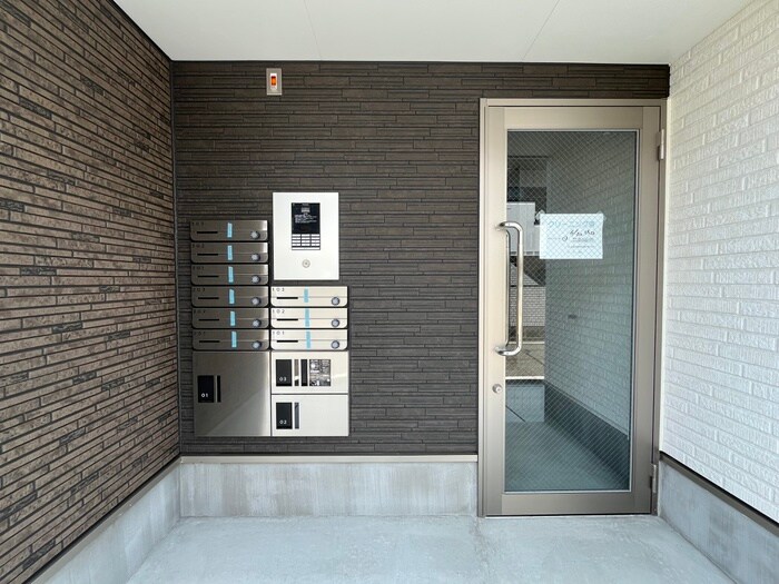 物件外観写真2　(エントランス部分)