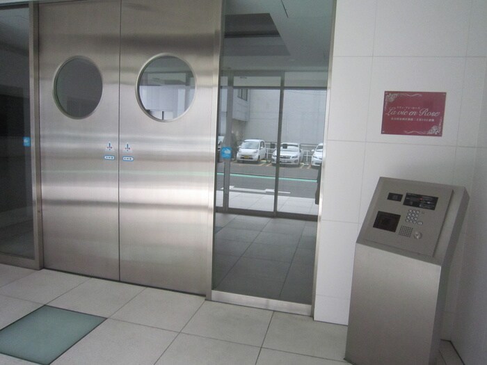 物件外観写真3　(エントランス部分)