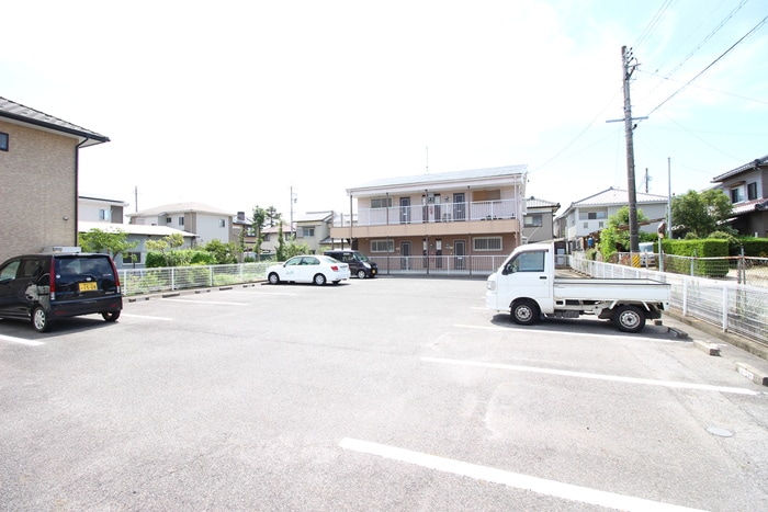 物件外観写真5　(駐車場)