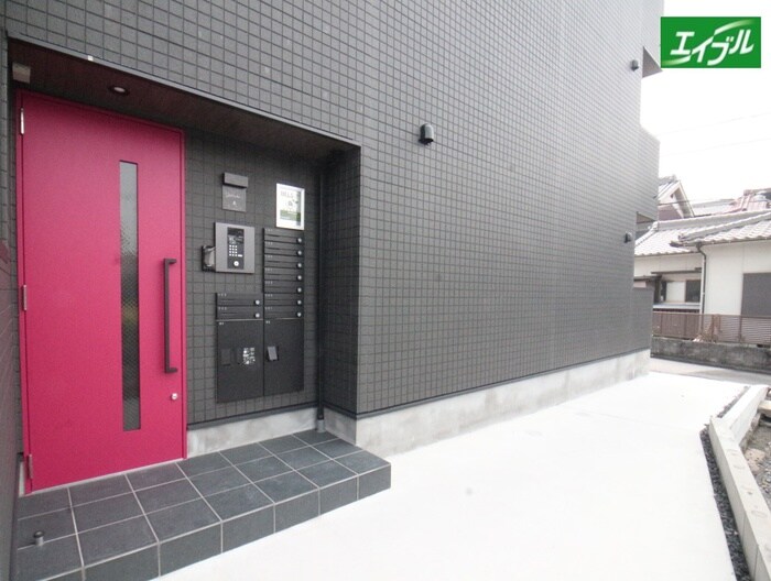 物件外観写真2　(エントランス部分)