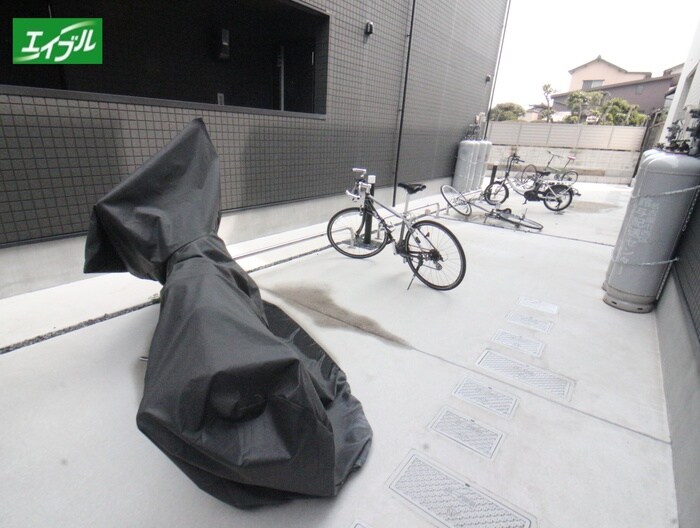 物件外観写真3　(駐輪場)