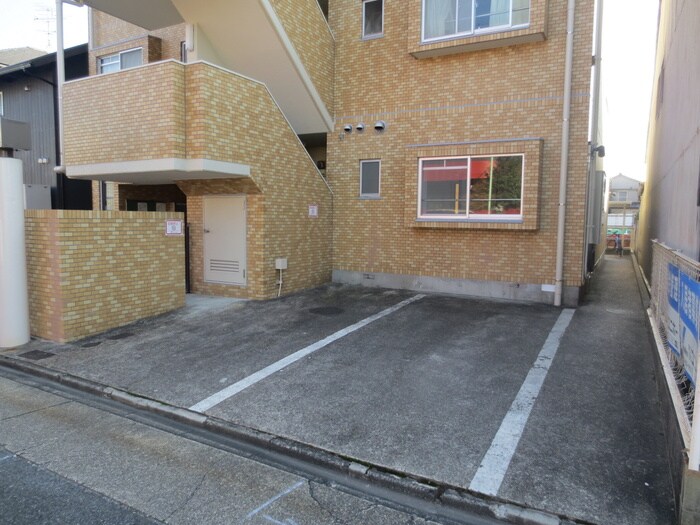 物件外観写真4　(駐車場)