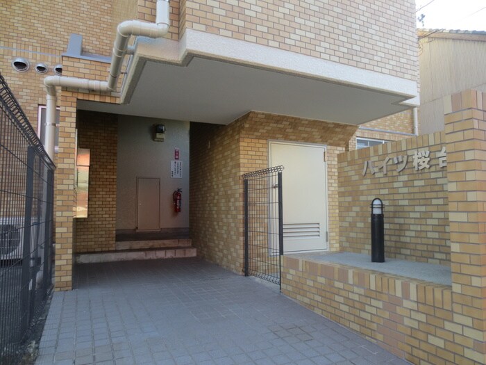 物件外観写真6　(エントランス部分)