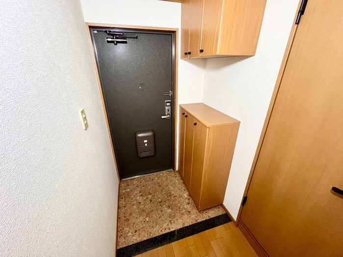 物件内観写真13　(玄関)