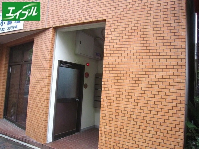 物件外観写真6　(エントランス部分)
