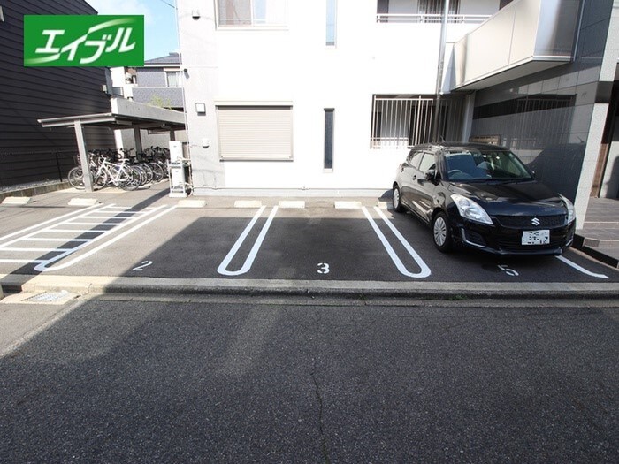物件外観写真3　(駐車場)