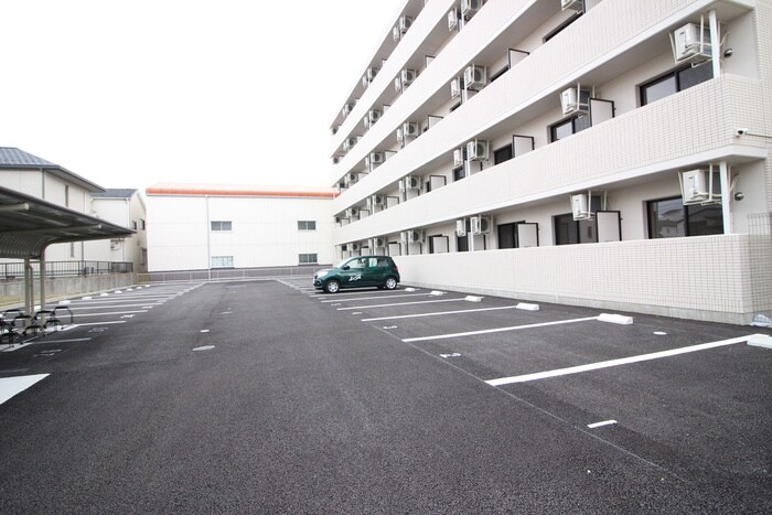 物件外観写真2　(駐車場)
