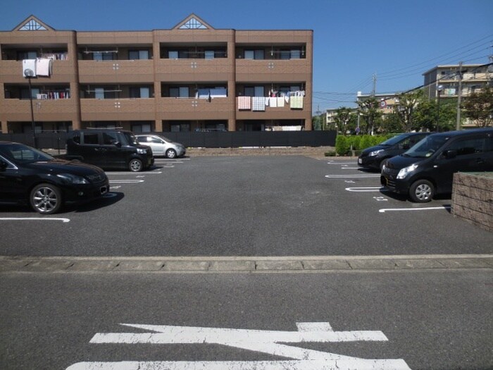 物件外観写真3　(駐車場)