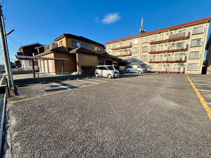 物件外観写真3　(駐車場)