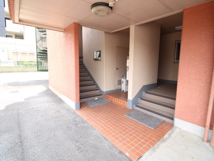 物件外観写真3　(エントランス部分)