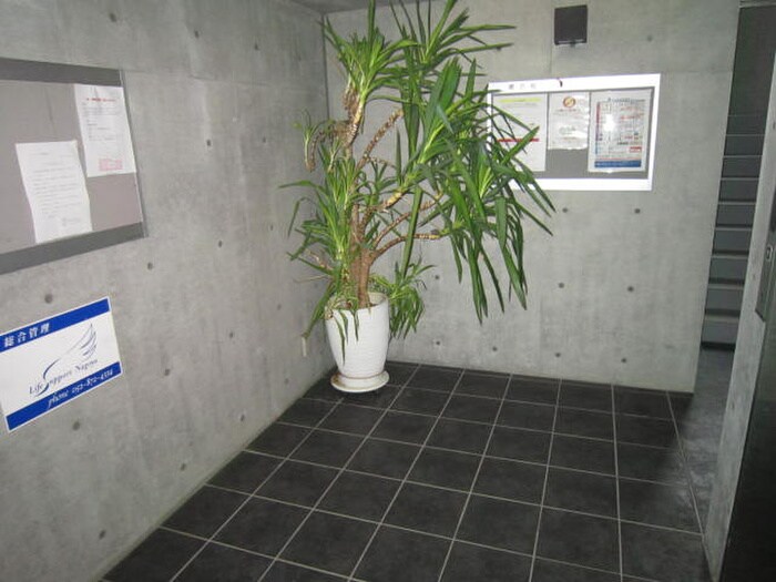 物件外観写真3　(エントランス部分)