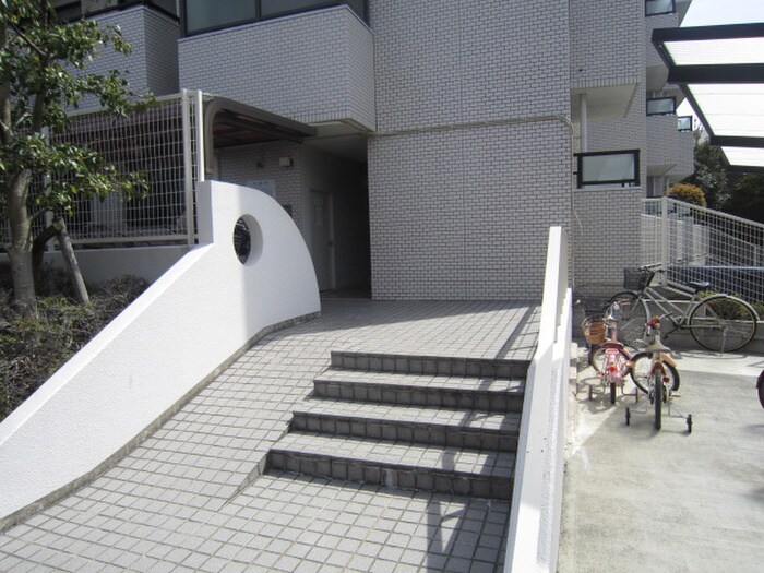 物件外観写真3　(エントランス部分)