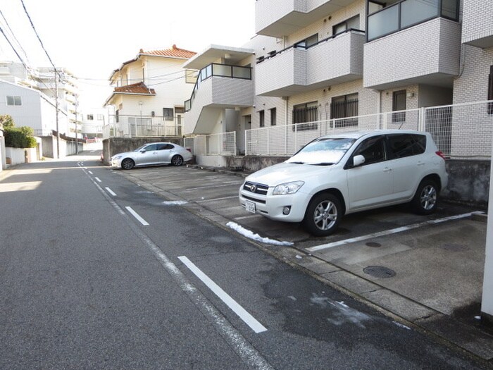 物件外観写真4　(駐車場)